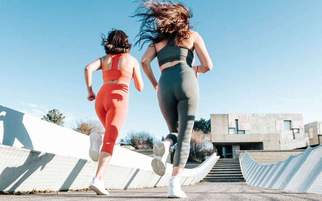 Dos mujeres corriendo en dirección a una casa